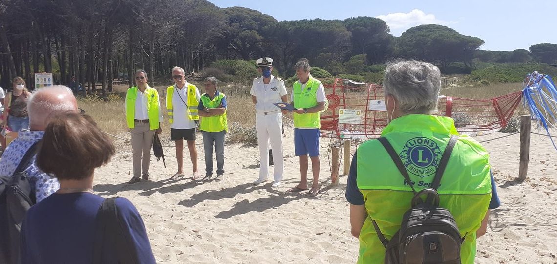 PESCE MANGIAPLASTICA SULLA SPIAGGIA DI LACONA